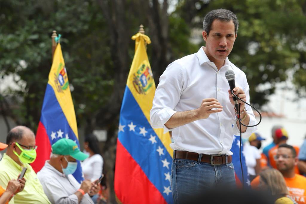 Juan Guaidó afirmó que regímenes autoritarios se sustentan del “populismo y la debilidad institucional”