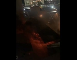 Al menos cinco vehículos se incendiaron dentro de un estacionamiento en Maracaibo #17Abr (VIDEO)