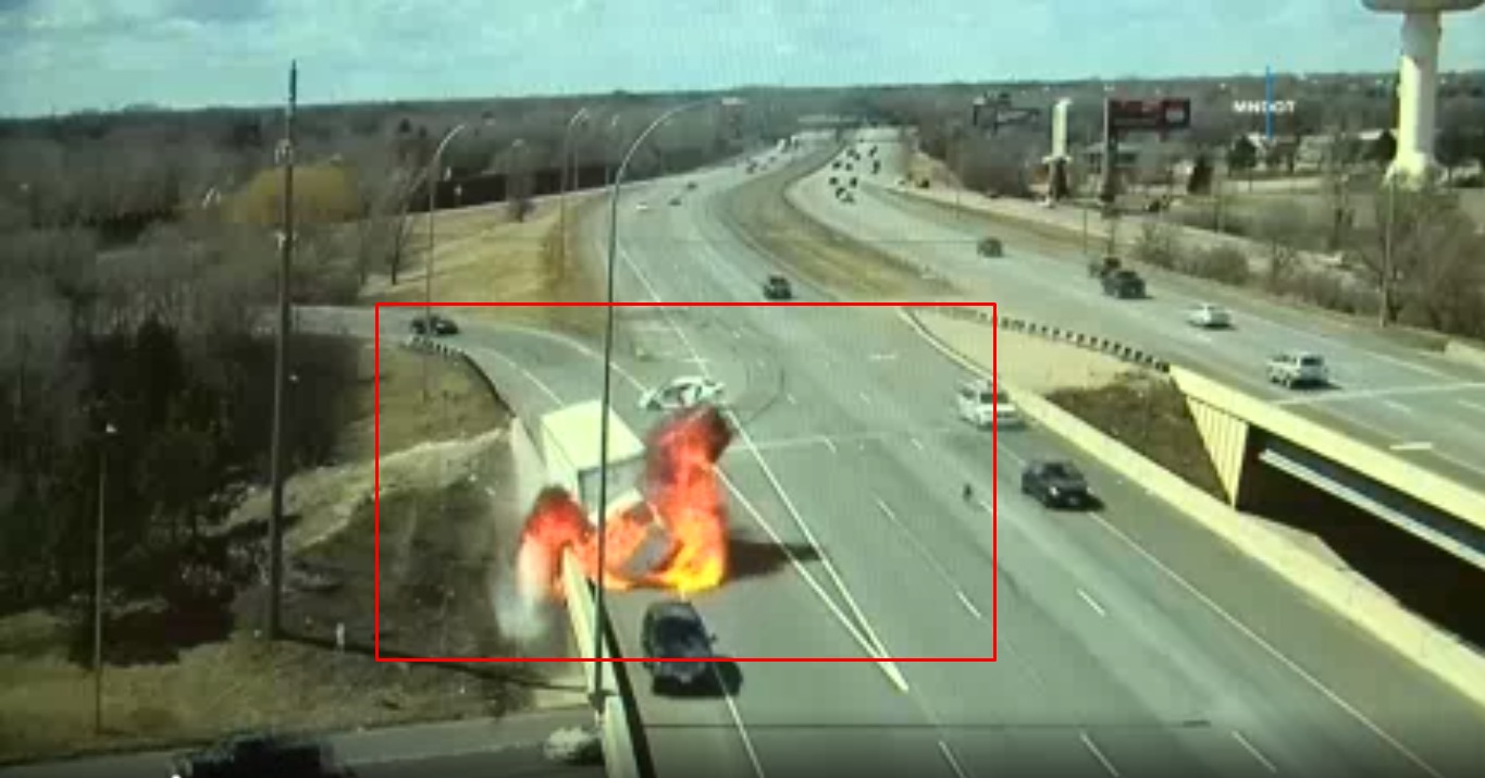 El momento en que un camión se prende en llamas tras ser impactado por otro vehículo en Minnesota (VIDEO)