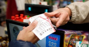 ¡Ganó un dineral! Su esposo le compró un billete de lotería en Maryland para animarla y vaya que lo hizo