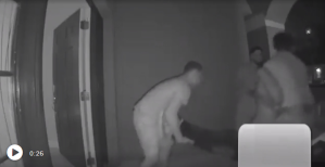 Captados en VIDEO: Tres hombres sacan a rastras un cadáver de una casa en Florida