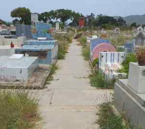 La inseguridad y la maleza siguen “vivitas y coleando” en el cementerio de Porlamar
