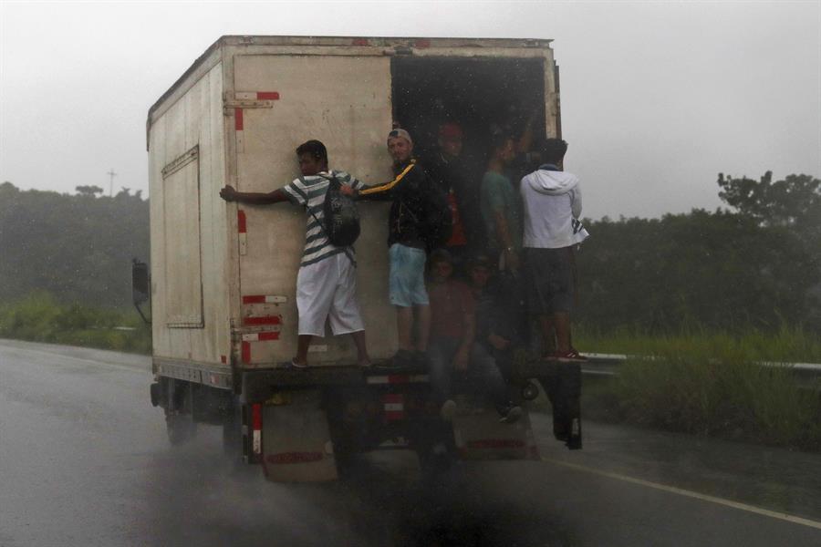 Interceptan a más de 40 migrantes dentro de un camión en el sureste de México