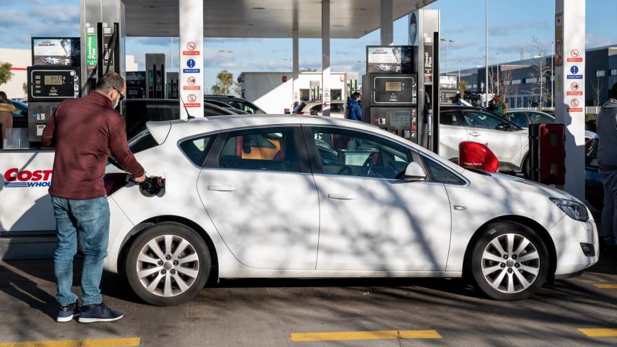 Gasolineras españolas saturadas el primer día de combustible bonificado