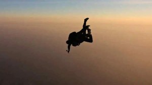 “Es un milagro”: Paracaidista sobrevive luego de golpear el suelo a 80 mph en Virginia