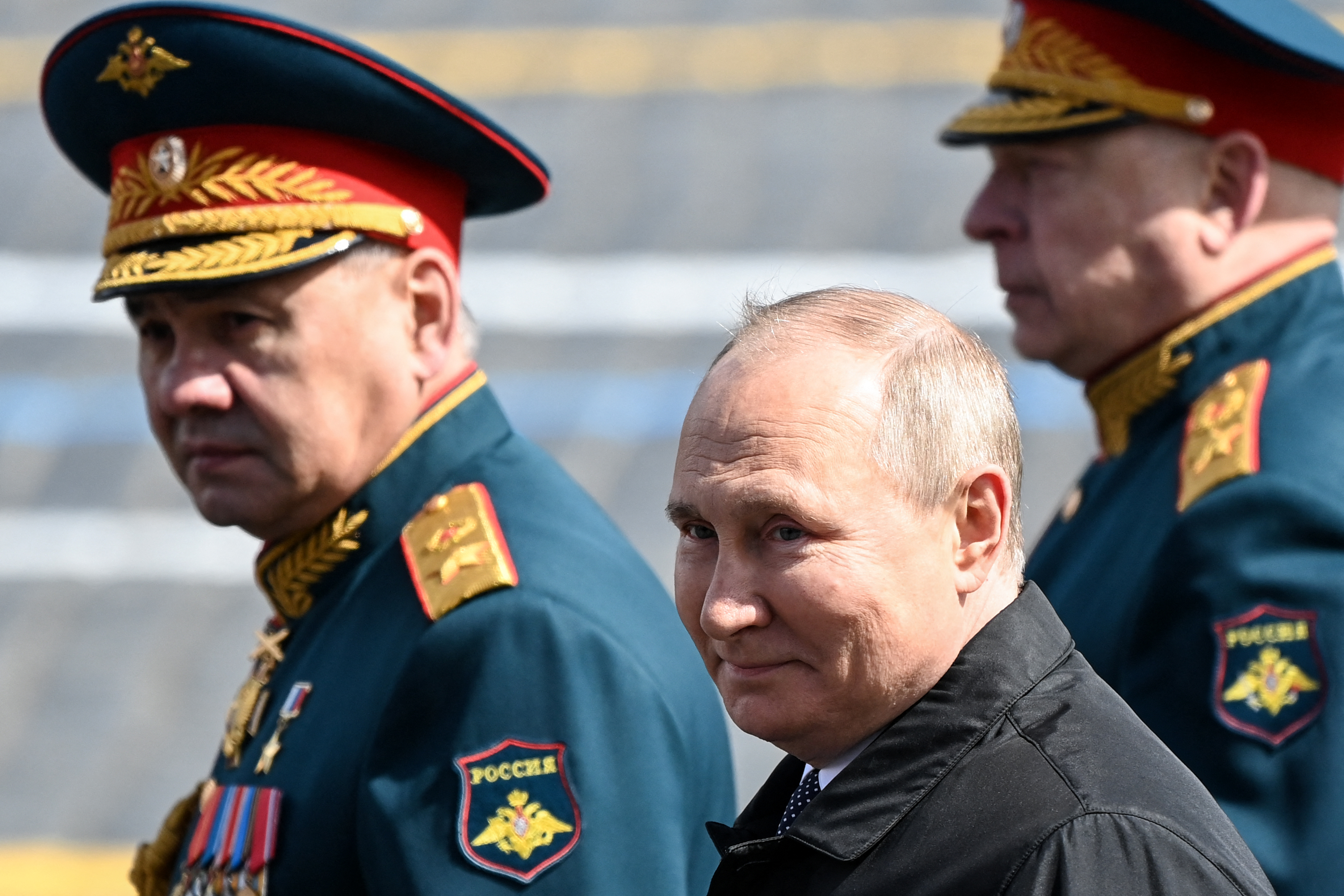 Tensión en el Kremlin: Putin le da la espalda a su ministro de Defensa y el VIDEO estalla como la pólvora