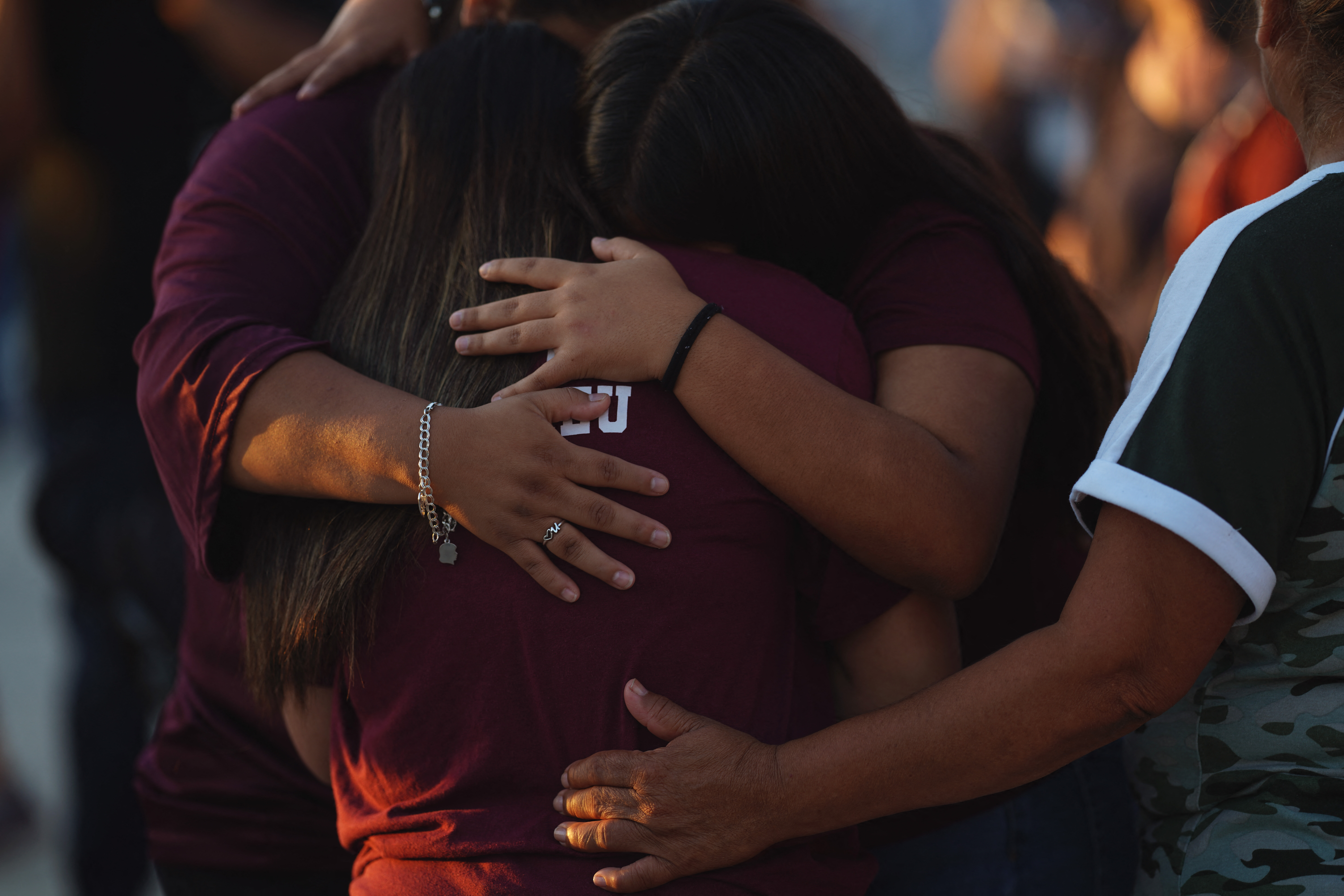 Llantos y abrazos en vigilia por las víctimas de matanza escolar en Texas (FOTOS)