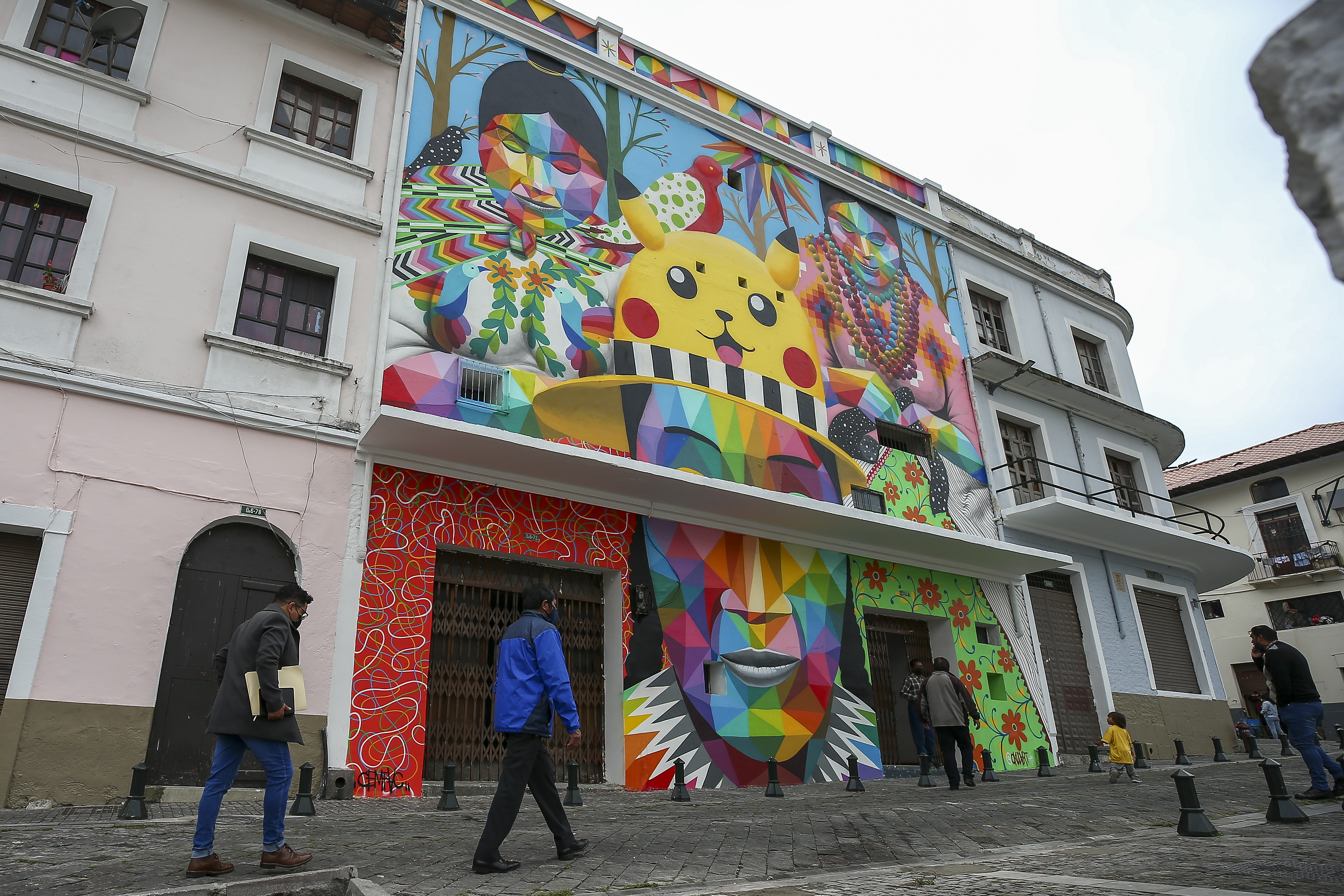 Vandalizan polémico mural de Pikachu y mujeres indígenas en Quito (VIDEO)