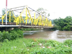A punto de colapsar el puente del río San Juan en Caripito y el chavismo ni pendiente