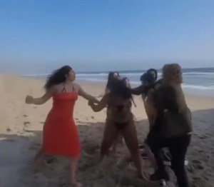 Dramático momento: Patearon y golpearon a mujeres en bikini luego de acosarlas en Los Ángeles