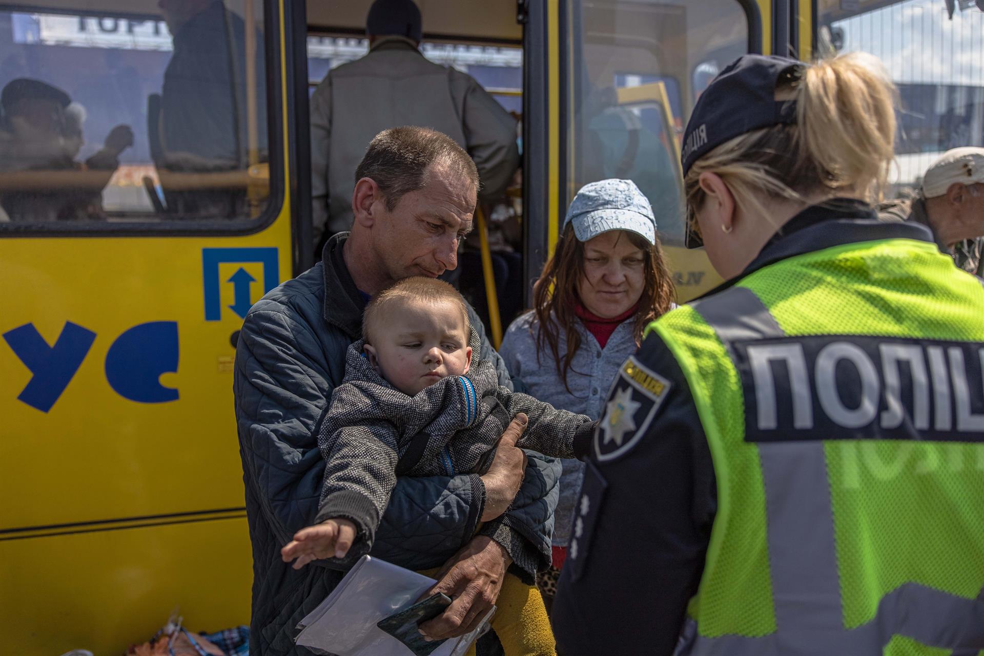 Los primeros evacuados de la acería de Mariúpol llegan a Zaporiyia