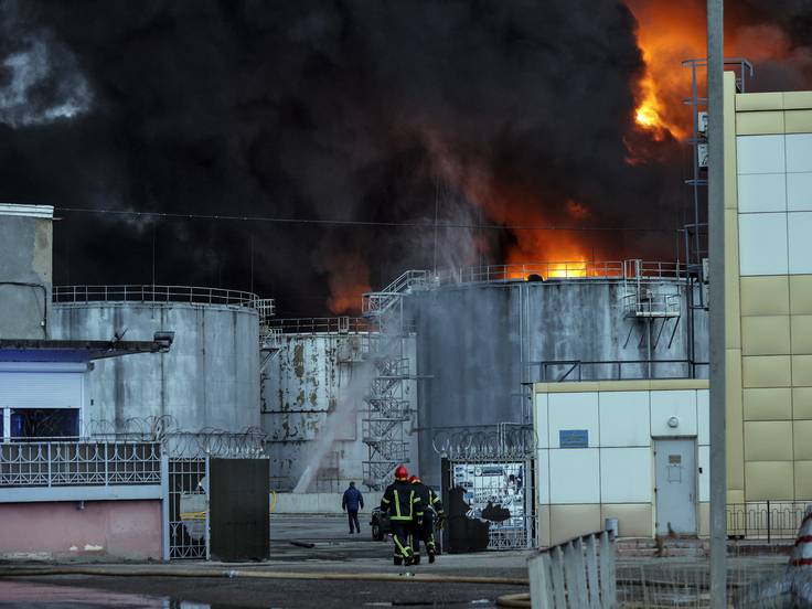 Fuerzas de Putin bombardearon la principal refinería que abastecía de combustible al Ejército ucraniano