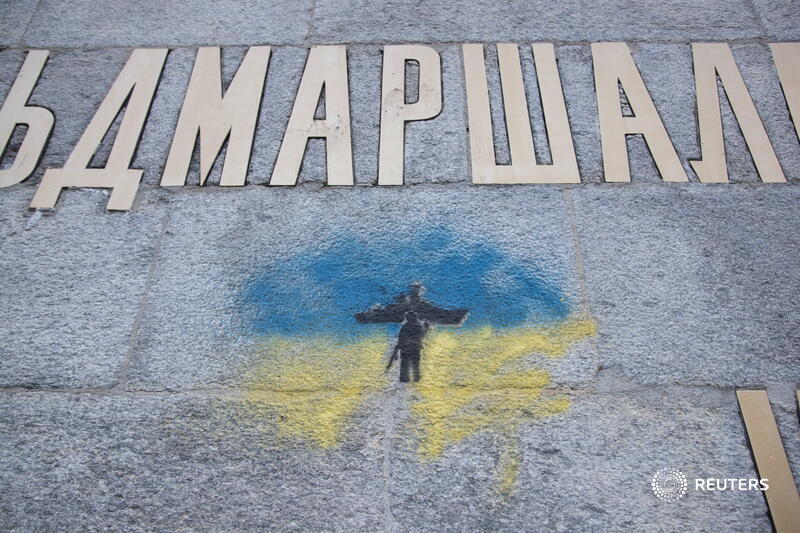 Vandalizan monumento suizo en honor a Rusia pintándolo con colores de Ucrania (FOTO)