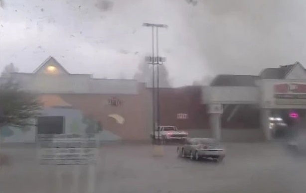 EN VIDEO: Pareja trató desesperadamente de escapar de un tornado antes de ser arrastrada por los vientos en Míchigan