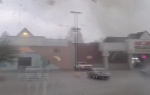 EN VIDEO: Pareja trató desesperadamente de escapar de un tornado antes de ser arrastrada por los vientos en Míchigan