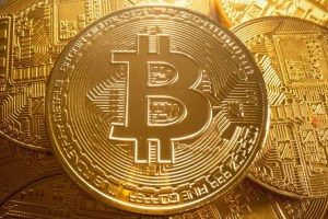El bitcoin va “palo abajo”: cayó por debajo de los 20 mil dólares