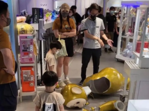 Pagan 4.200 dólares por romper “teletubby” gigante en juguetería de Hong Kong