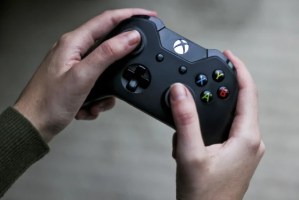 Travesura criminal en EEUU: Le regaló un control de Xbox a su mamá, se formó un altercado y le disparó