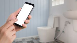 ¡Alerta! Por qué los especialistas recomiendan no usar el teléfono en el baño