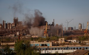 Tropas rusas reanudan el asalto a la metalúrgica de Azovstal tras la salida del convoy de la ONU