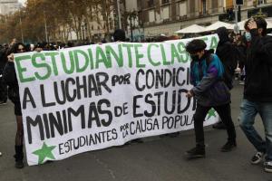 Cientos de estudiantes protestan en Santiago por mejoras educativas