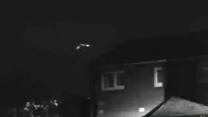 EN VIDEO: El impactante Ovni “triángulo negro” que flotó sobre una casa durante más de una hora