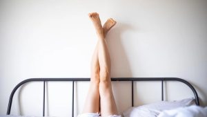 Piernas en la pared: qué hay de cierto sobre la postura que promete mejorar el sueño y la circulación