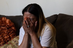 El dolor de una madre por su hijo muerto en la cárcel de Rikers en Nueva York