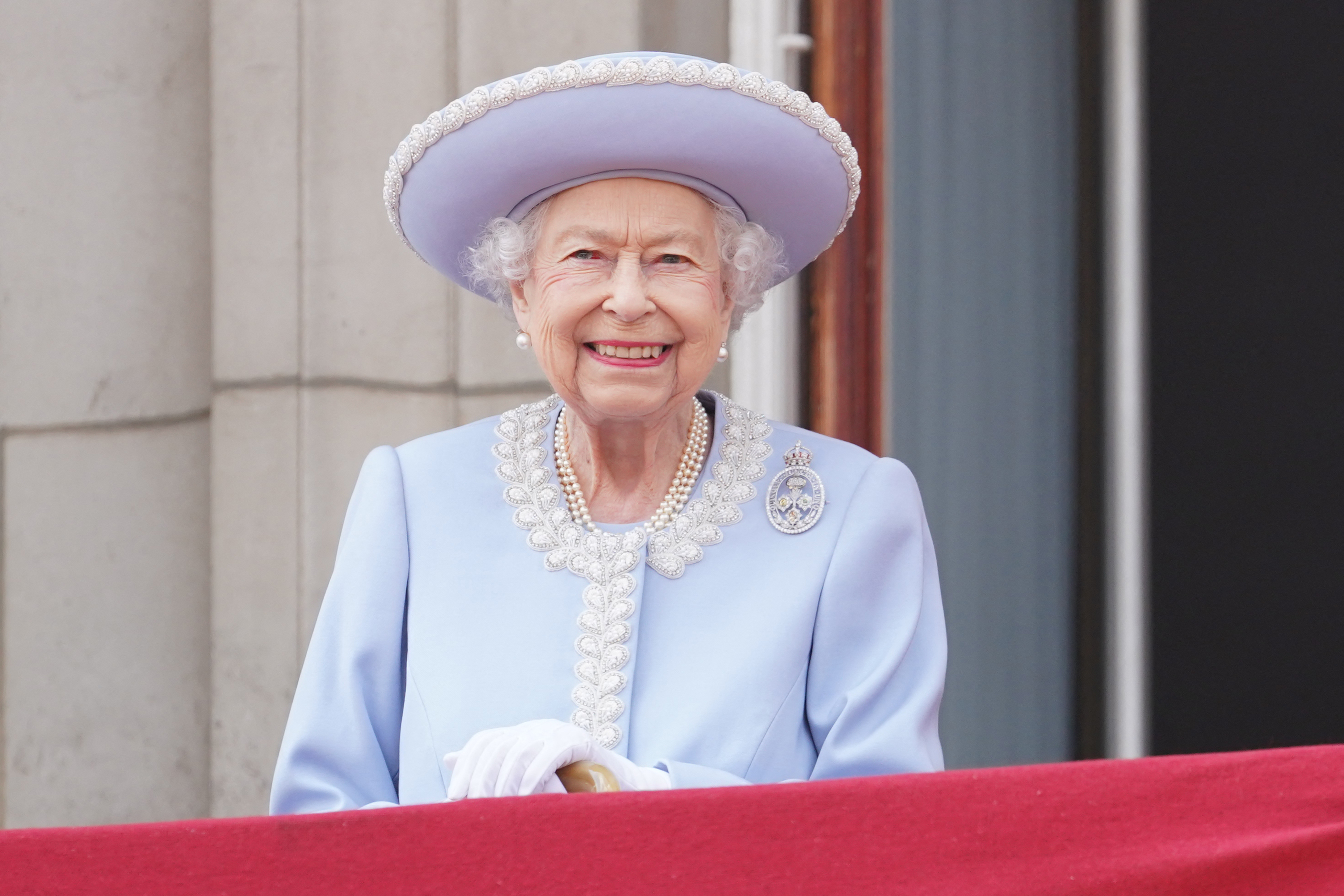 La reina Isabel II se pierde el segundo día de su jubileo de platino por un “malestar”