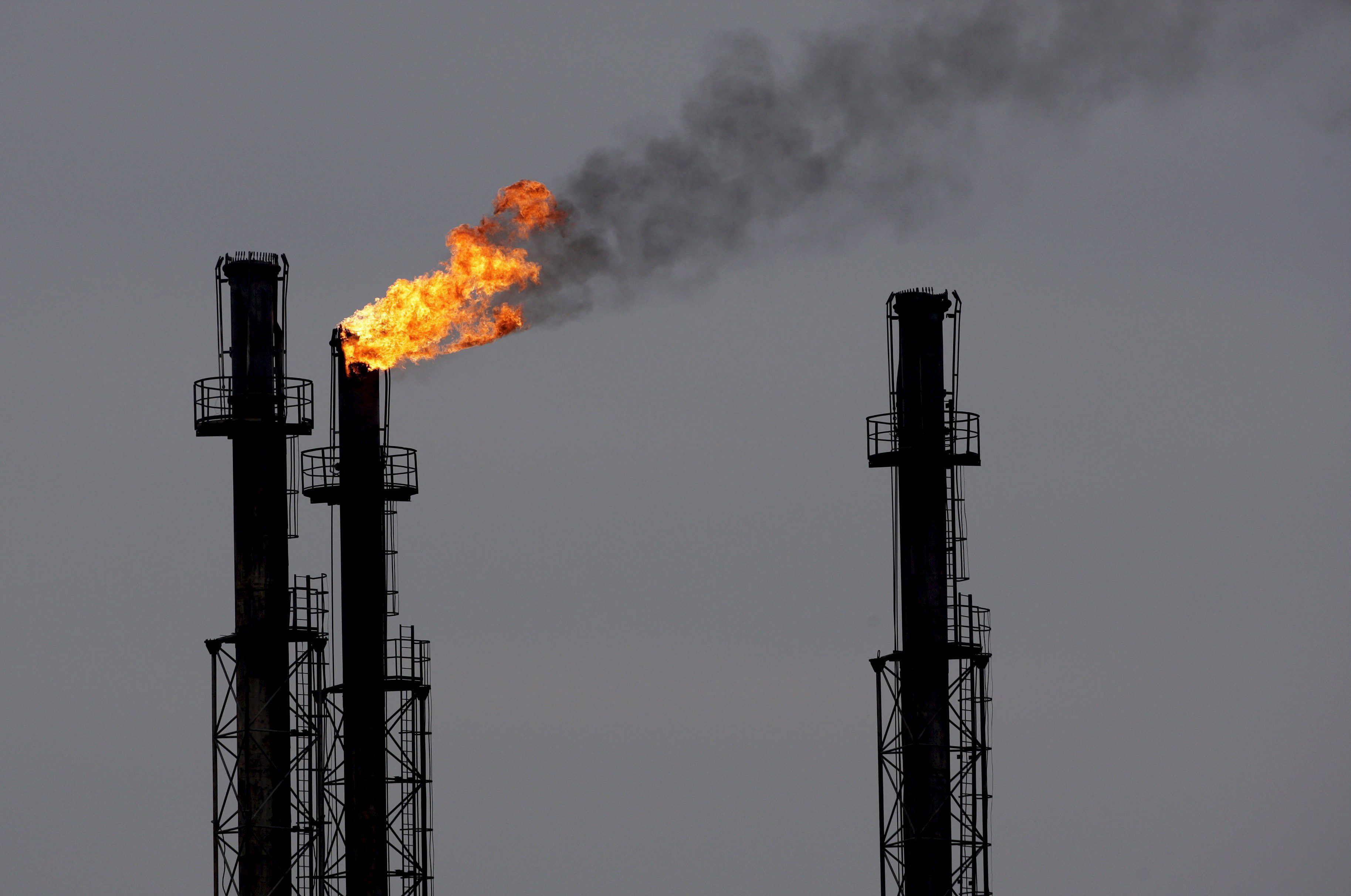Petróleo subió entre tensiones geopolíticas y reducción de algunas reservas en EEUU