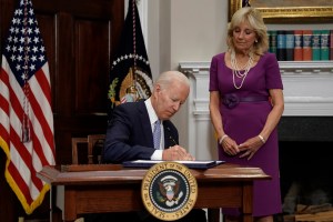 Biden firma la ley que regula las armas de fuego en EEUU: Con permiso de Dios, esto ayudará