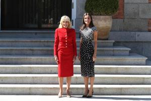 La reina de España recibe a Jill Biden en su primer acto en Madrid