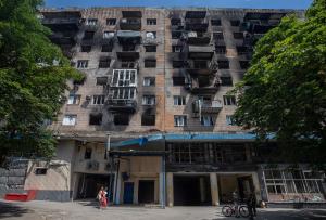 Encuentran en Mariúpol a otros 100 civiles muertos durante bombardeos rusos