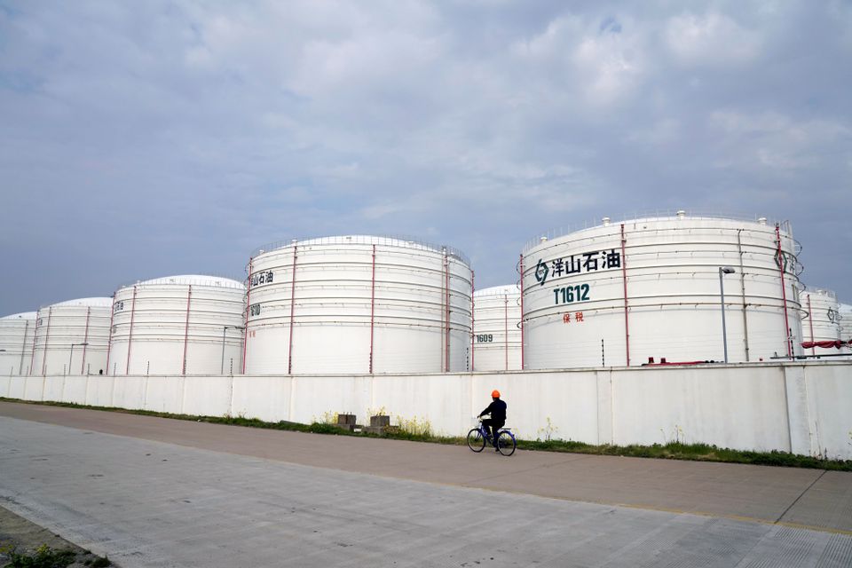 China: Las importaciones de materia prima de las refinerías independientes cayeron a un mínimo de 34 meses en mayo