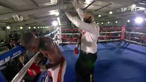 Murió boxeador sudafricano tras sufrir una hemorragia en el cerebro en plena pelea donde quedó lanzando golpes al aire (VIDEO)