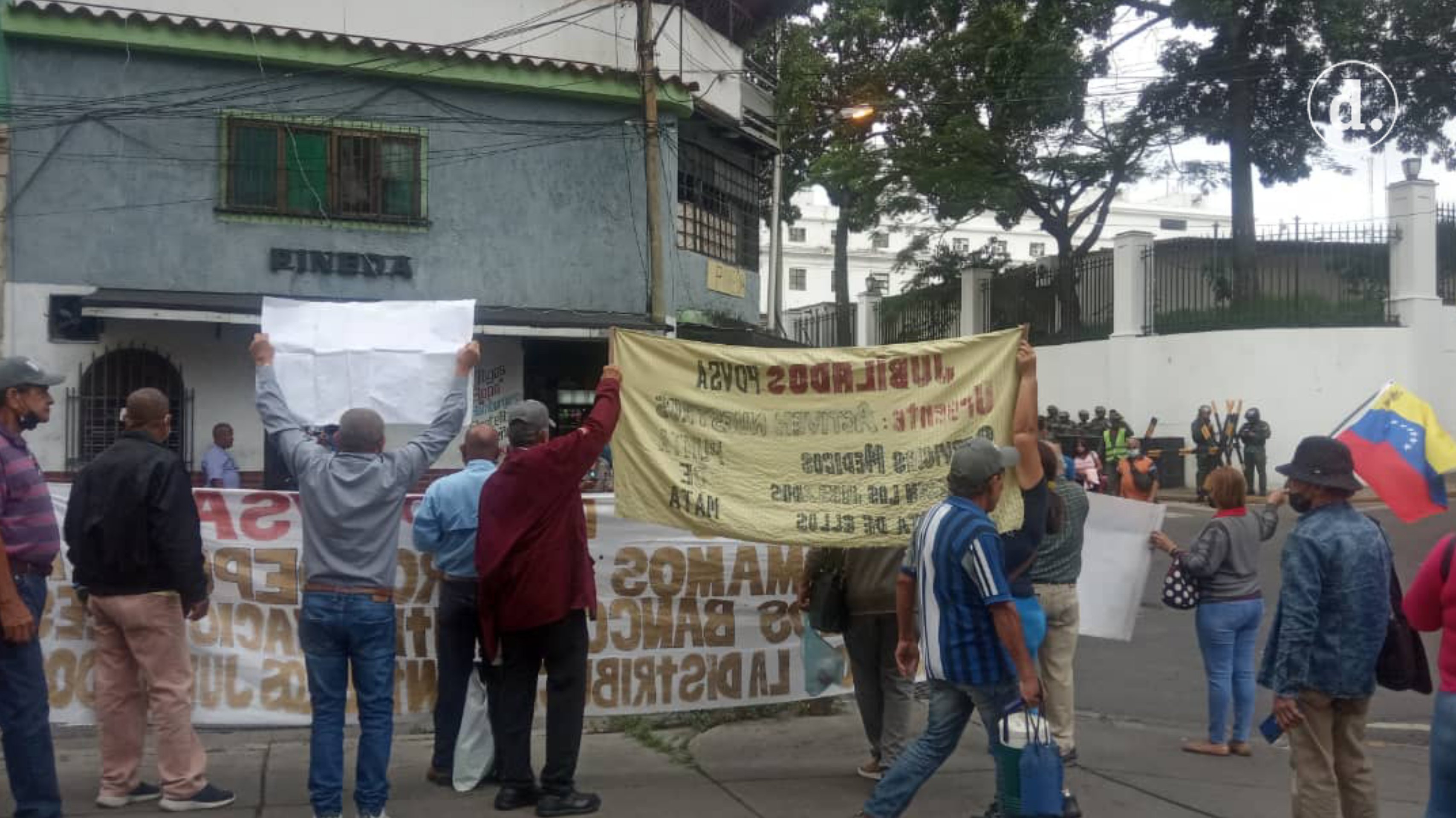 Jubilados de Pdvsa protestan a las afueras del Palacio de Miraflores este #28Jun (FOTOS)