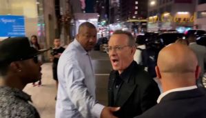 La furiosa reacción de Tom Hanks con un fan que casi derriba a su esposa (Video)