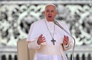 El papa Francisco ya se mueve sin silla de ruedas, ahora camina con la ayuda de un bastón