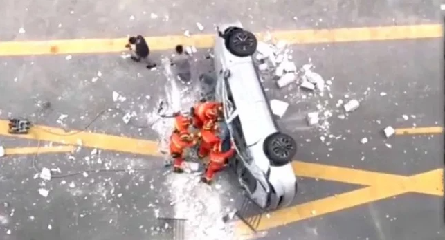 Dos muertos al caer un carro desde el tercer piso de un edificio en China