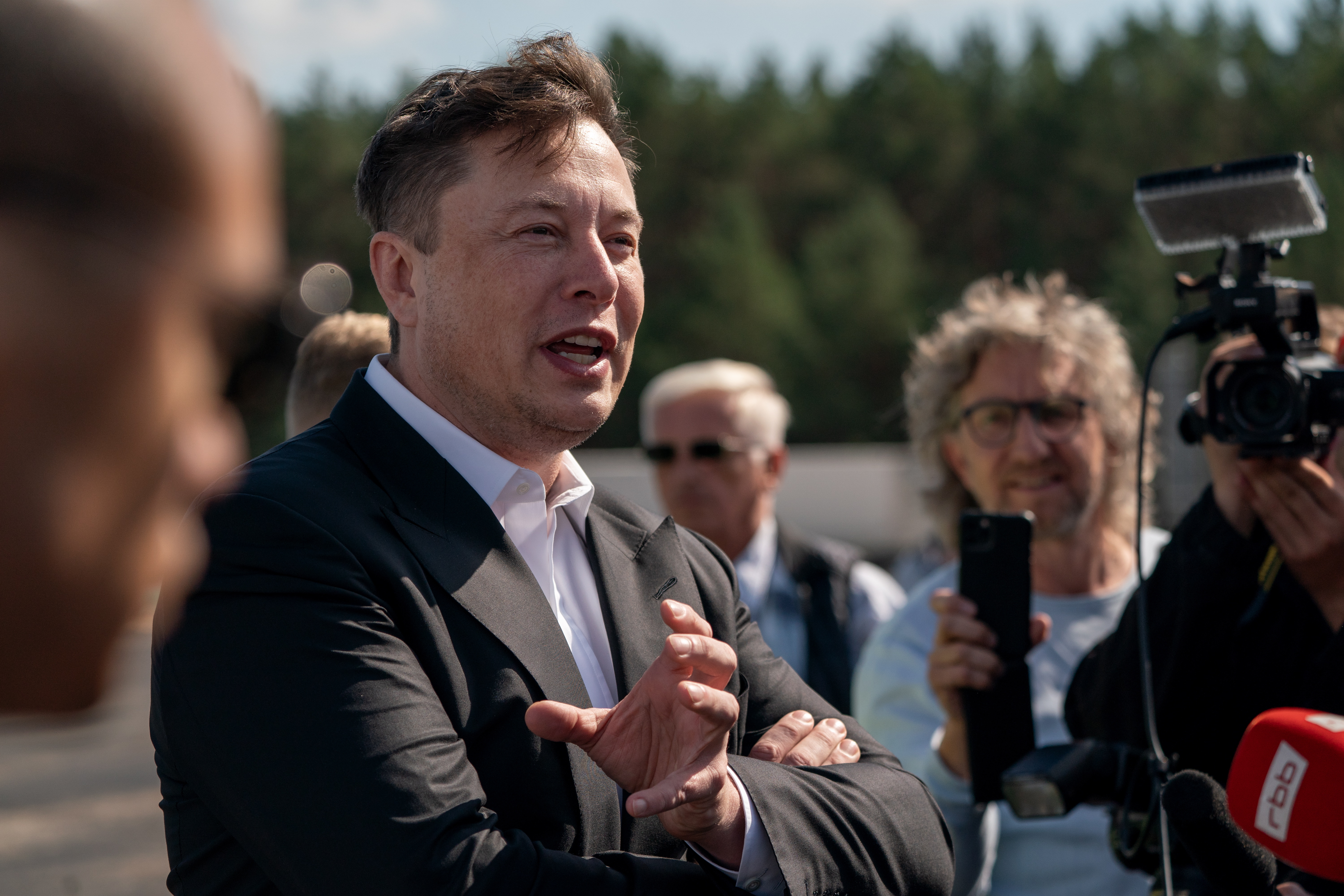 Dura advertencia: Musk exige a empleados de Tesla volver al trabajo presencial o marcharse