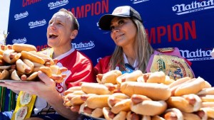 Devorador de salchichas: Retiene el título en Nueva York por comer 63 “hot dogs” en 10 minutos