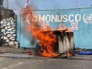 Manifestantes saquean instalaciones de la misión de la ONU en Congo (VIDEO)