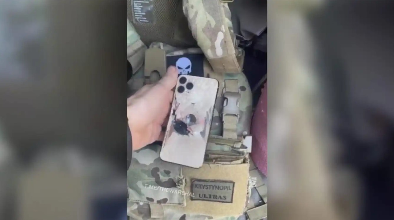 EN VIDEO: un iPhone salvó la vida de un soldado ucraniano al detener el impacto de una bala