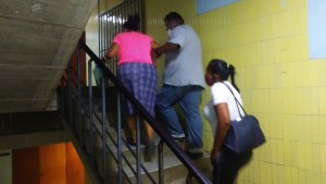 Pacientes del Hospital de Carora condenados a subir y bajar por las escaleras por fallas en el ascensor (FOTOS)