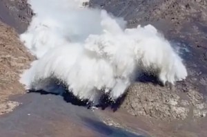 VIDEO captura la horrible y voraz avalancha impactando de frente a fotógrafo
