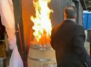 VIRAL: Se emborrachó en pleno casamiento y mientras bailaba provocó un incendio: un detalle evitó la tragedia (VIDEO)
