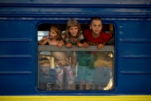 Un tren hacia lo desconocido para escapar de la devastación del Donbás (FOTOS)