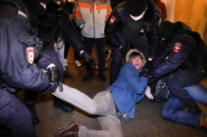 Miedo a los arrestos no frena las protestas de los rusos contra la invasión a Ucrania