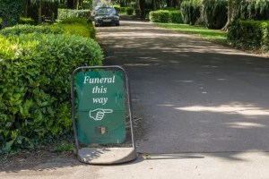 Velorio espantoso en EEUU: Gusano salió del ojo de su hija muerta durante funeral con ataúd abierto