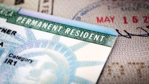 Green card: Los delitos de “bajeza moral” que te pueden costar la residencia permanente en EEUU